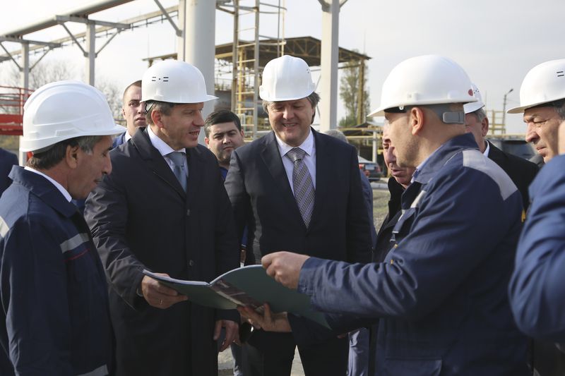 Лев Кузнецов и Абдусамад Гамидов посетили нефтеперерабатывающий  завод в Махачкале