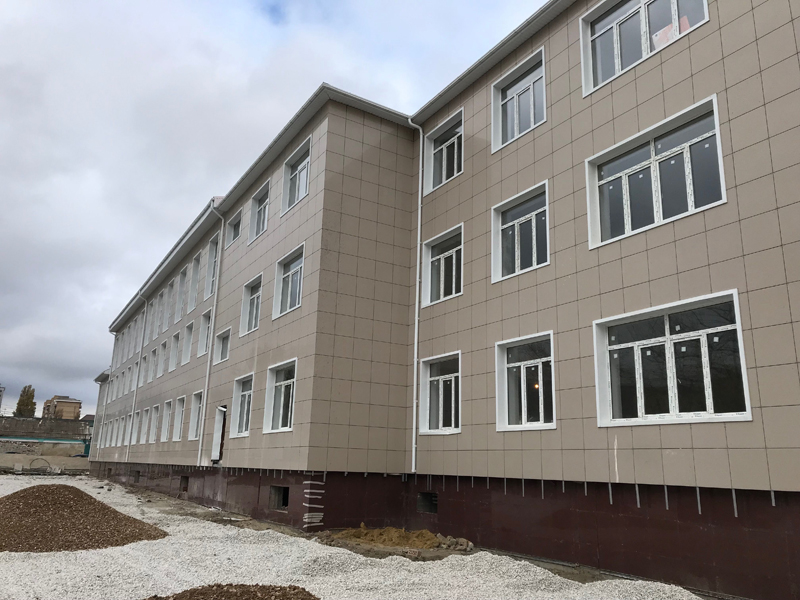 Врио первого вице-премьера Правительства Дагестана Рамазан Алиев проинспектировал строительство дополнительного корпуса школы № 10 в Махачкале.