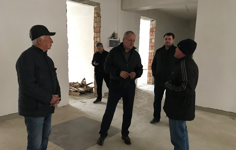 Рамазан Алиев проинспектировал строительство дополнительного корпуса школы № 10 в Махачкале