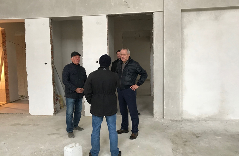 Рамазан Алиев проинспектировал строительство дополнительного корпуса школы № 10 в Махачкале
