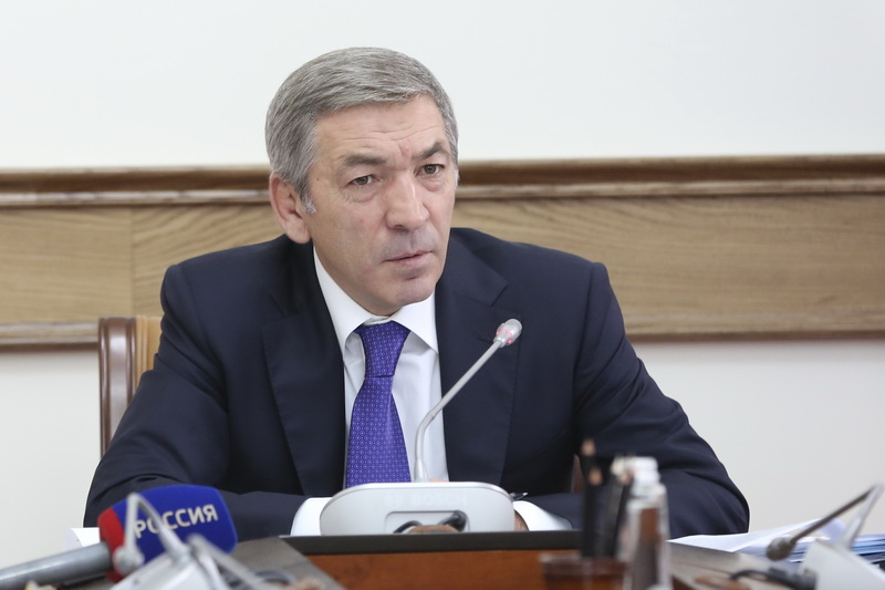 Развитие учреждений дополнительного образования спортивной направленности и деятельность рынков обсудили в Правительстве РД
