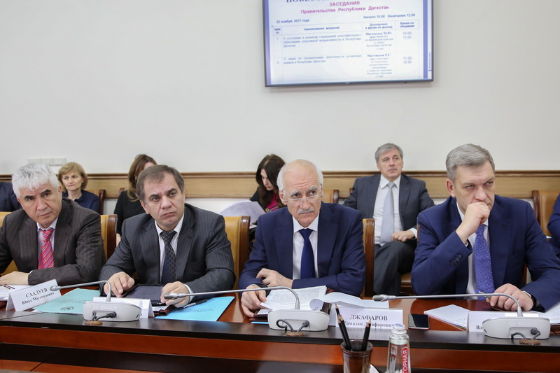 Развитие учреждений дополнительного образования спортивной направленности и деятельность рынков обсудили в Правительстве РД