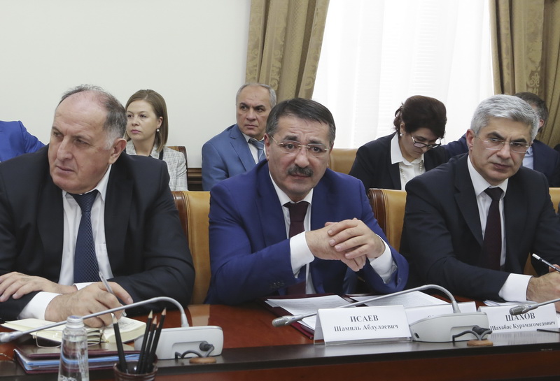 Развитие учреждений дополнительного образования спортивной направленности и деятельность рынков обсудили в Правительстве РД