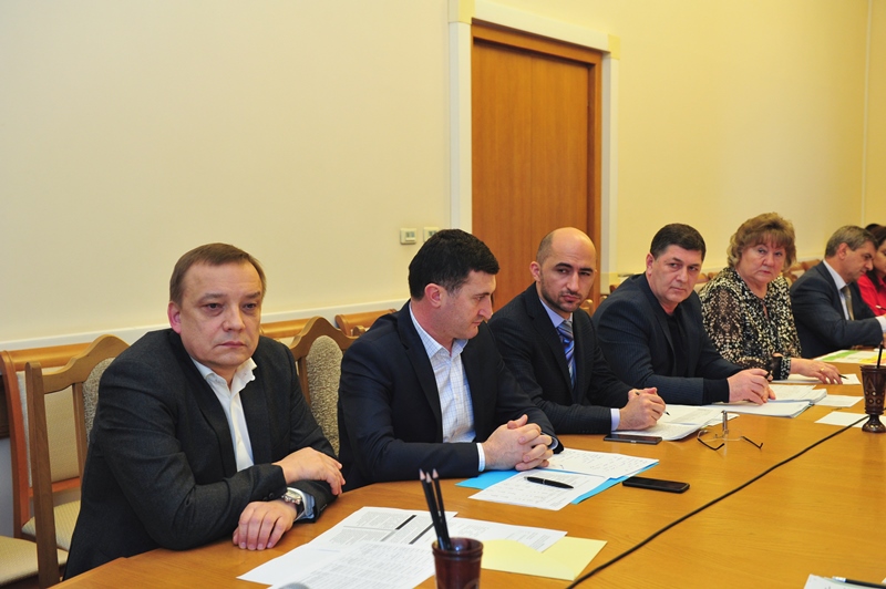 В Правительстве Дагестана обсудили переход работников бюджетной сферы на национальную платежную систему «Мир»