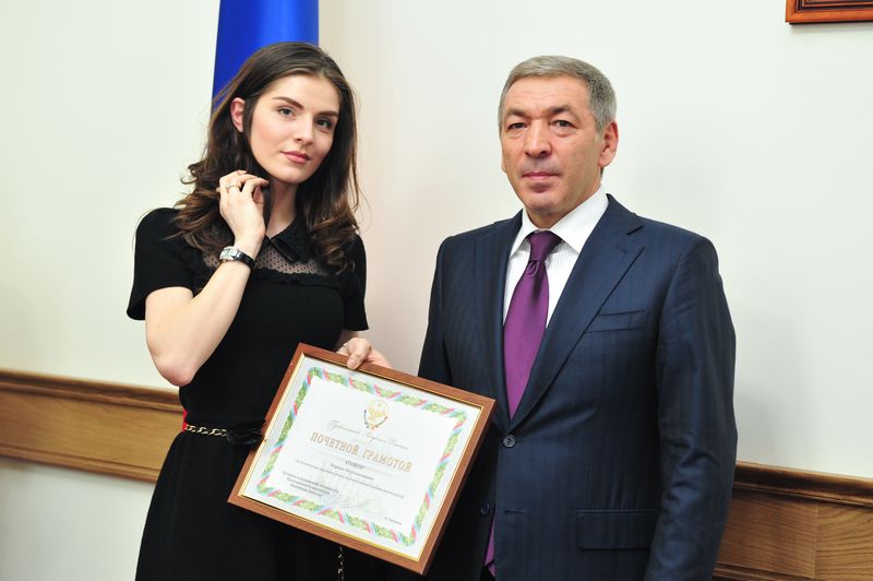 Абдусамад Гамидов наградил солистов коллектива «Лезгинка» Почетными грамотами Правительства