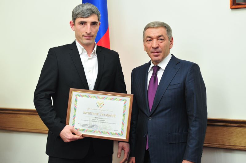 Абдусамад Гамидов наградил солистов коллектива «Лезгинка» Почетными грамотами Правительства