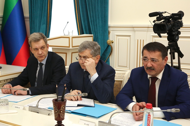 Владимир Васильев провел оперативное совещание