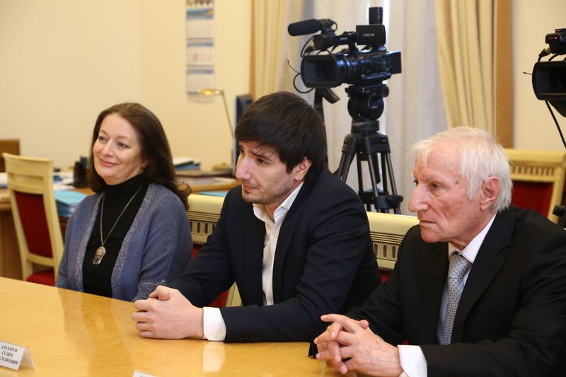 Абдусамад Гамидов поздравил Селима Алахярова с победой в телевизионном шоу-конкурсе «Голос»