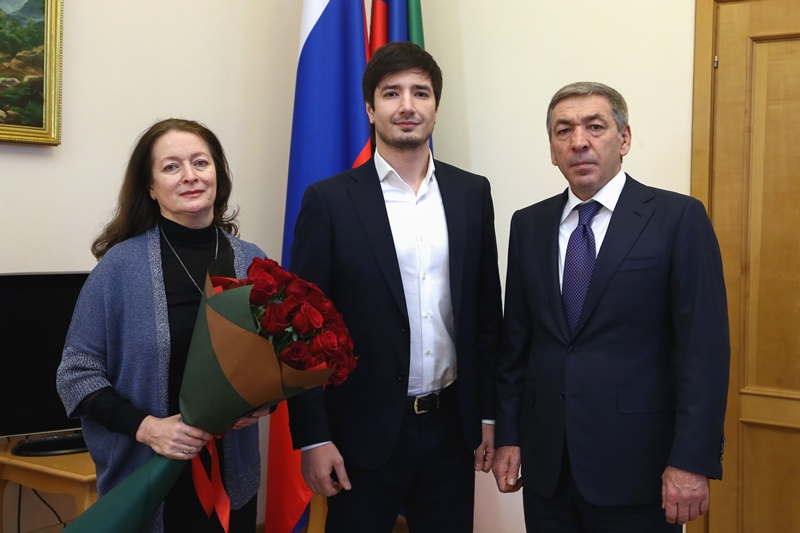 Абдусамад Гамидов поздравил Селима Алахярова с победой в телевизионном шоу-конкурсе «Голос»