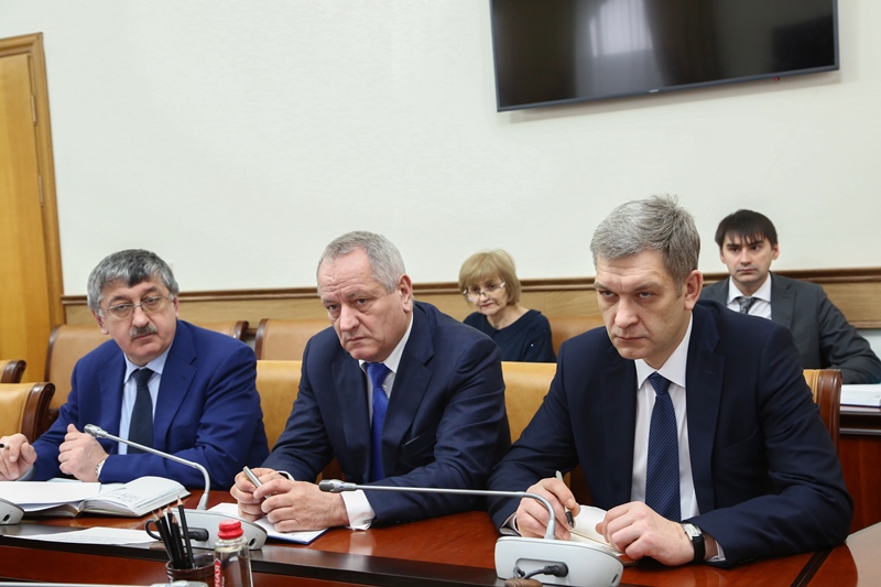 Абдусамад Гамидов: «Необходимо на местах поставить задачу, чтобы фактов невыплаты зарплат ни в одном районе или городе не возникало»