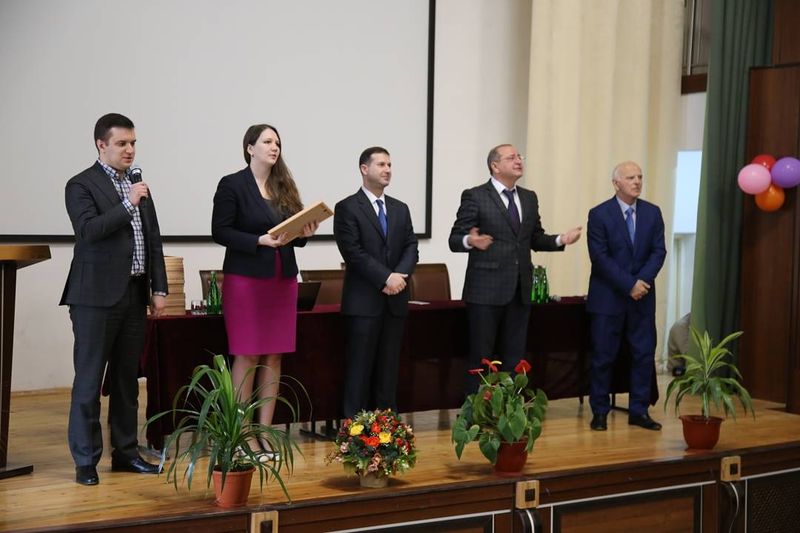 Екатерина Толстикова вручила дипломы Правительства РД директорам Дербентских школ