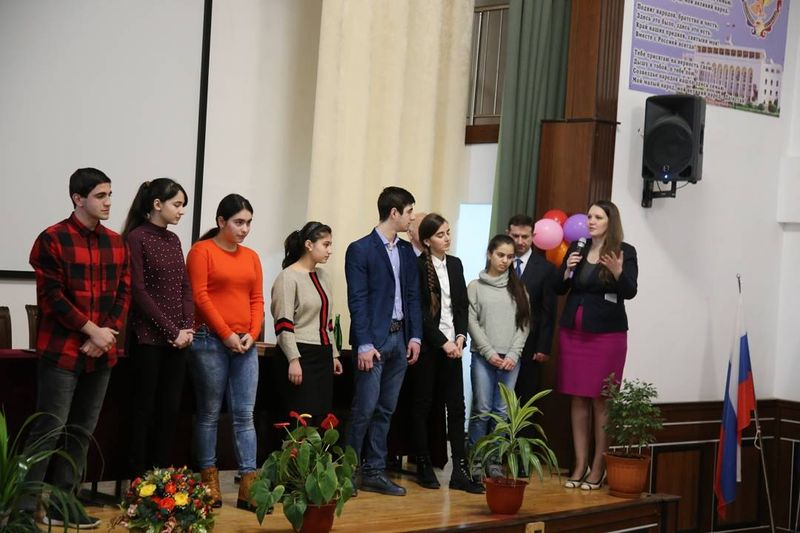 Екатерина Толстикова вручила дипломы Правительства РД директорам Дербентских школ