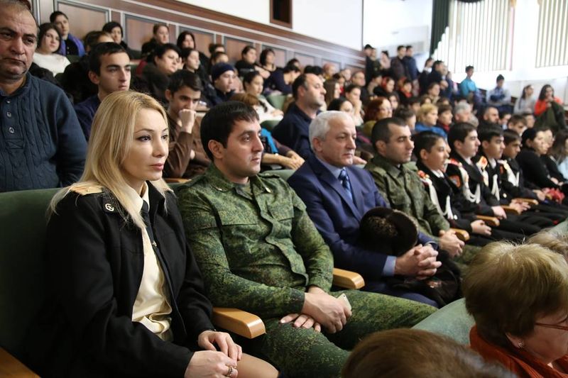 Екатерина Толстикова вручила дипломы Правительства РД директорам Дербентских школ