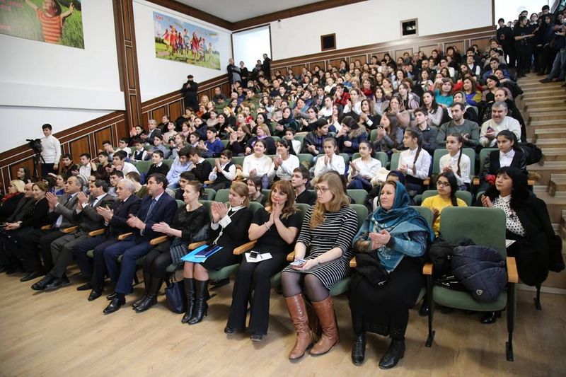 Екатерина Толстикова вручила дипломы Правительства РД директорам Дербентских школ