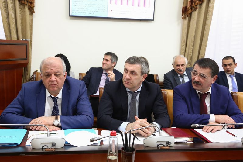 Обсуждены вопросы внедрения принципов «Открытого правительства» и лекарственного обеспечения граждан и медицинских организаций Дагестана