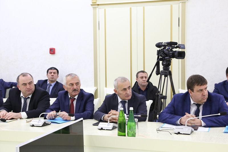 Врио премьер-министра затребовал отчет у глав МО о выплате заработной платы работникам бюджетной сферы