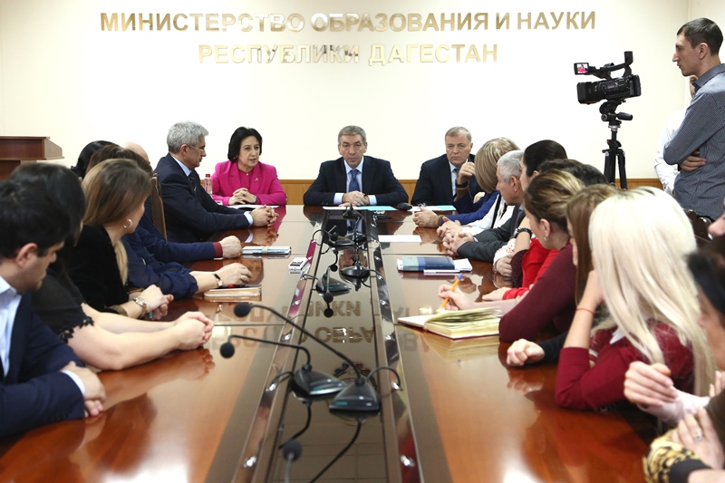 Абдусамад Гамидов представил нового министра образования и науки РД
