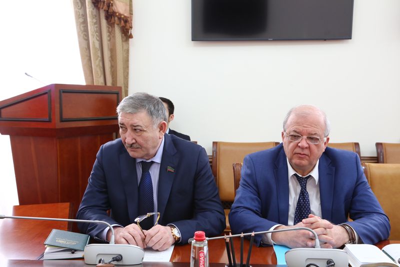 Абдусамад Гамидов провел рабочее совещание в Правительстве РД