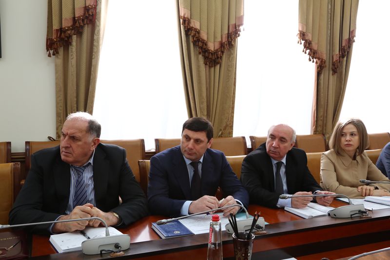 Абдусамад Гамидов провел рабочее совещание в Правительстве РД