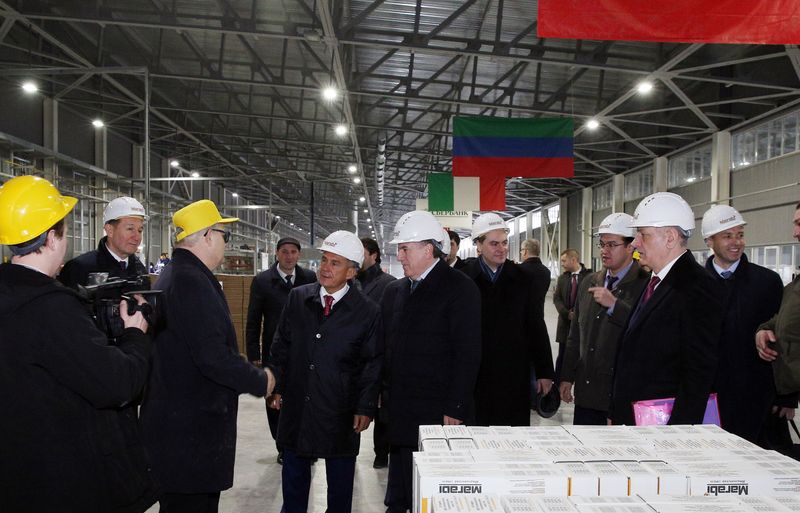 Президент Татарстана посетил заводы по выпуску листового стекла и керамической плитки в Дагестане