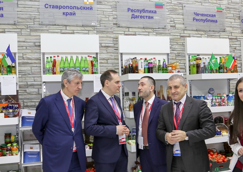 Премьер-министр Дагестана осмотрел объединенный стенд Минкавказа на Российском инвестиционном форуме в Сочи