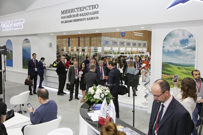 Премьер-министр Дагестана осмотрел объединенный стенд Минкавказа на Российском инвестиционном форуме в Сочи