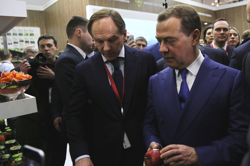 Дмитрий Медведев посетил объединенный стенд Министерства РФ по делам Северного Кавказа