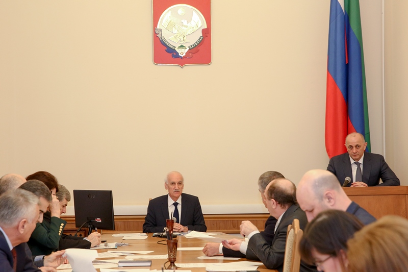 Противодействие незаконному обороту промышленной продукции в Дагестане обсудили в региональном Правительстве