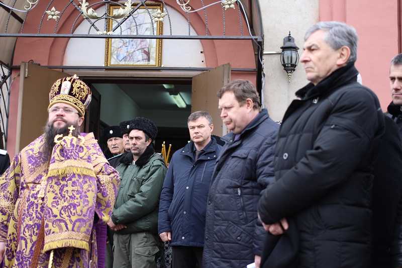 В Кизляре более 1,5 тысяч человек простились с погибшими  у собора прихожанами