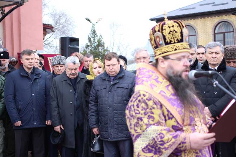 В Кизляре более 1,5 тысяч человек простились с погибшими  у собора прихожанами