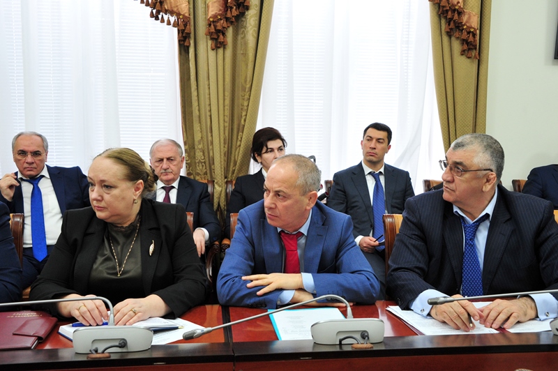 Артем Здунов провел заседание Правительства РД