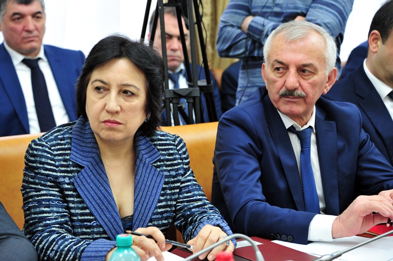 Артем Здунов провел заседание Правительства РД