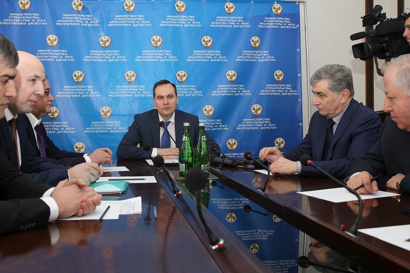 Артём Здунов представил коллективу Минстроя Дагестана нового руководителя