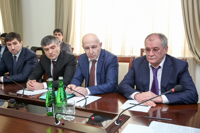 Артём Здунов представил коллективу Минстроя Дагестана нового руководителя