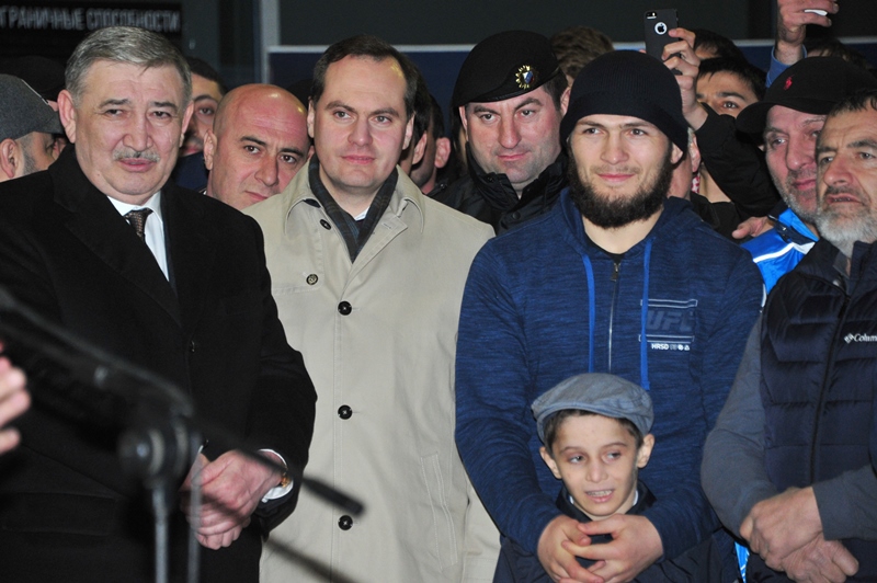 Председатель Правительства Дагестана встретил в аэропорту Махачкалы Хабиба Нурмагомедова