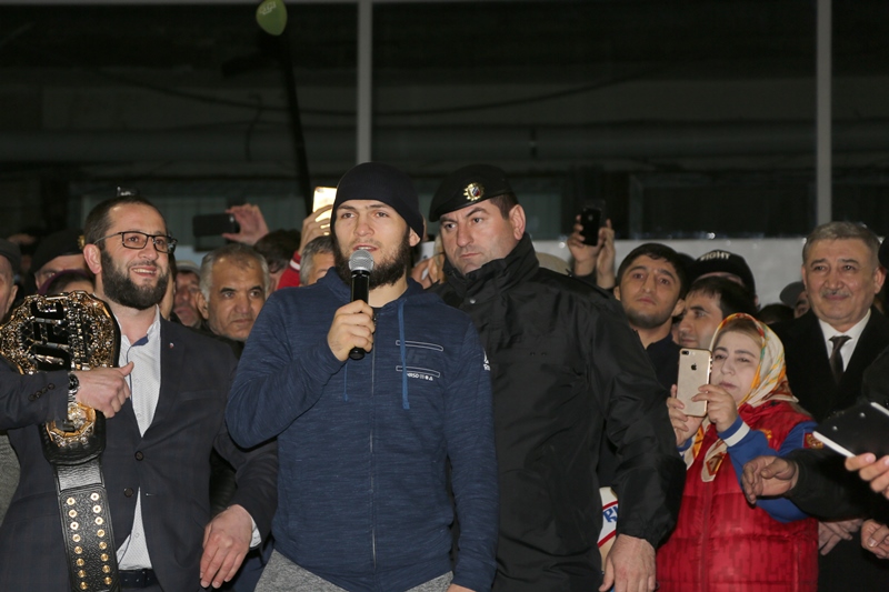 Председатель Правительства Дагестана встретил в аэропорту Махачкалы Хабиба Нурмагомедова