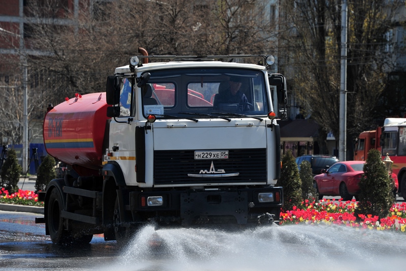 В Махачкале Артёму Здунову презентовали новую спецтехнику для уборки улиц