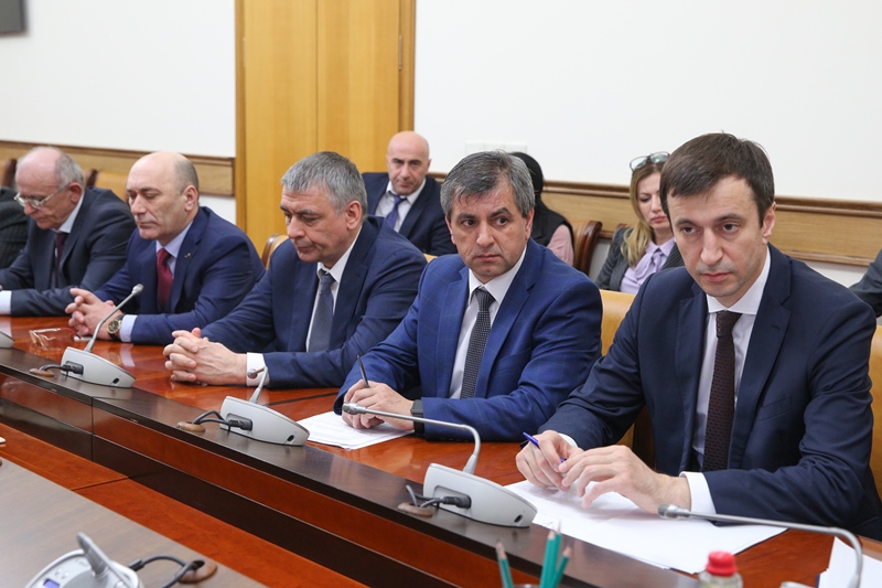 Артём Здунов провел совещание по вопросам развития предприятий оборонно-промышленного комплекса