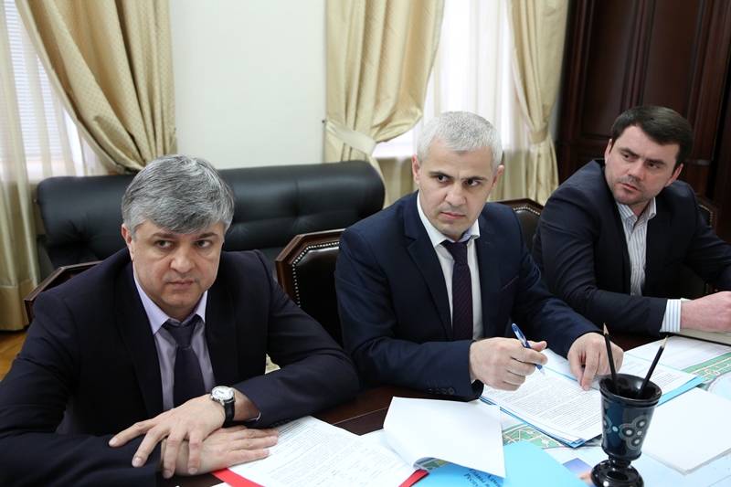 Рамазан Алиев провел совещание по вопросу реализации в Республике Дагестан приоритетного проекта «Безопасные и качественные дороги»