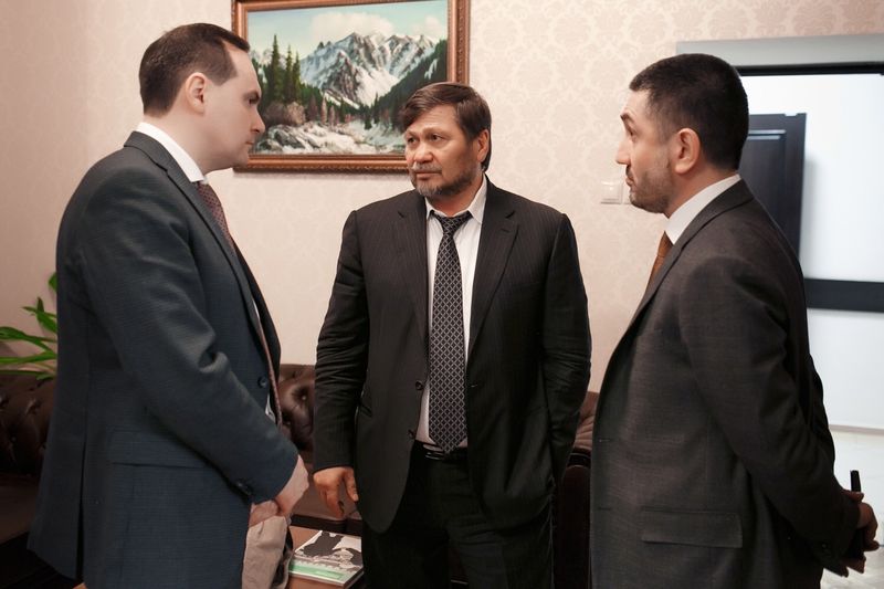 Председатель Правительства Республики Дагестан Артём Здунов встретился с Одесом Байсултановым
