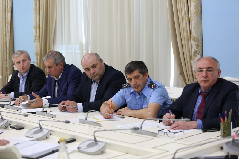 Гасан Идрисов провел совещание по вопросам транспортного обслуживания населения в мэрии Махачкалы