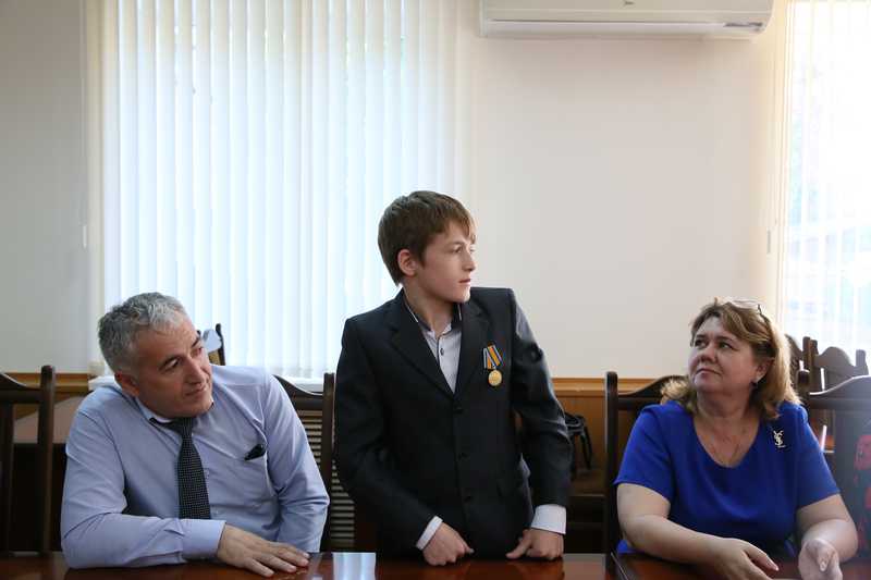 В Минобрнауки Дагестана состоялось награждение школьников – лауреатов Всероссийской общественно-государственной инициативы  «Горячее сердце – 2018»