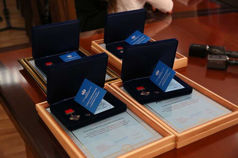 В Минобрнауки Дагестана состоялось награждение школьников – лауреатов Всероссийской общественно-государственной инициативы  «Горячее сердце – 2018»
