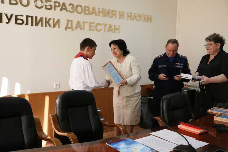 В Минобрнауки Дагестана состоялось награждение школьников – лауреатов Всероссийской общественно-государственной инициативы  «Горячее сердце – 2018»