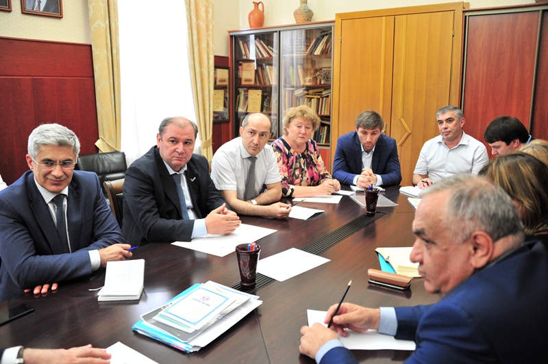 Под руководством Анатолия Карибова обсуждена подготовка ко Дню защиты детей