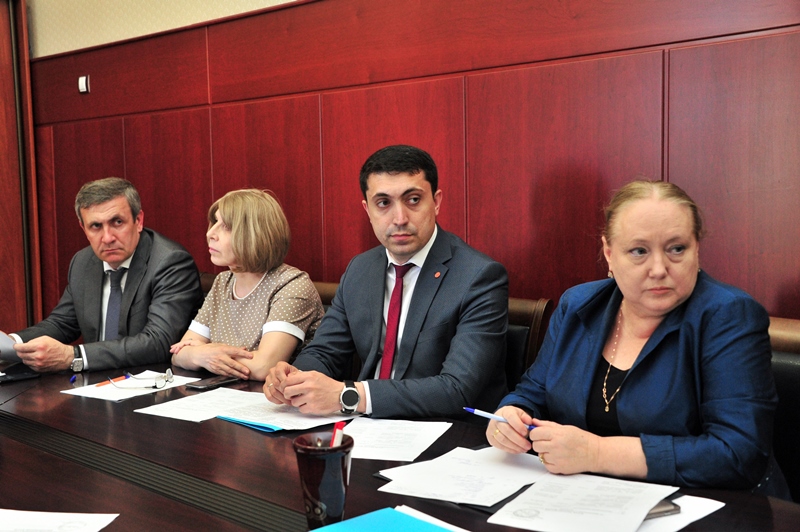 Под руководством Анатолия Карибова и Рамазана Джафарова обсудили подготовку к празднованию Дня России