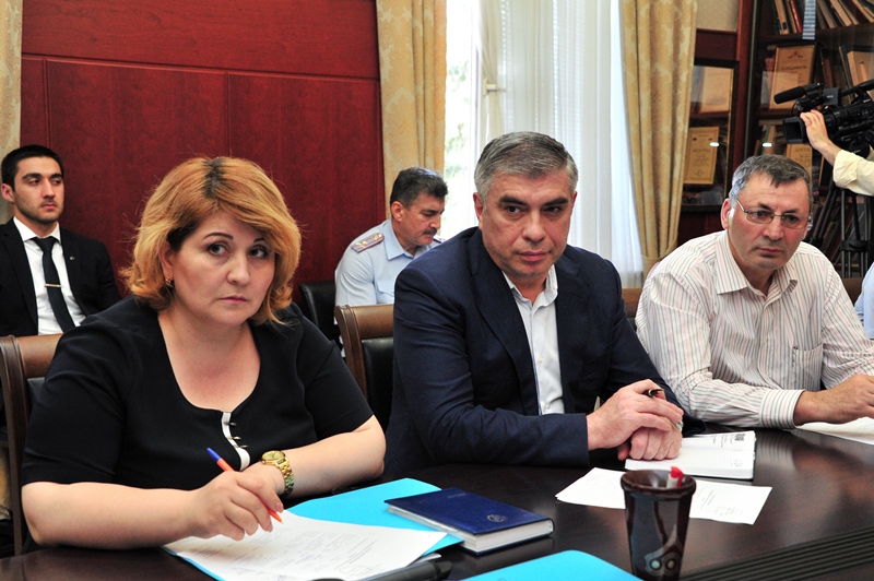 Под руководством Анатолия Карибова и Рамазана Джафарова обсудили подготовку к празднованию Дня России