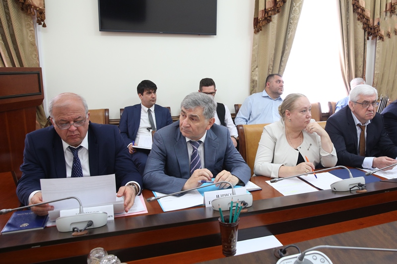 В Правительстве Дагестана обсудили реализацию федеральных целевых программ и государственных программ РФ