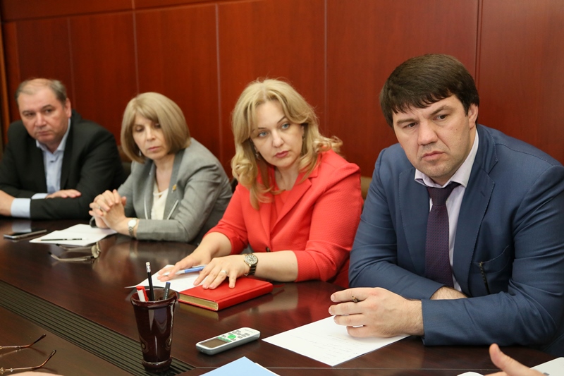 Анатолий Карибов провел совещание по вопросу подготовки к празднованию Дня защиты детей