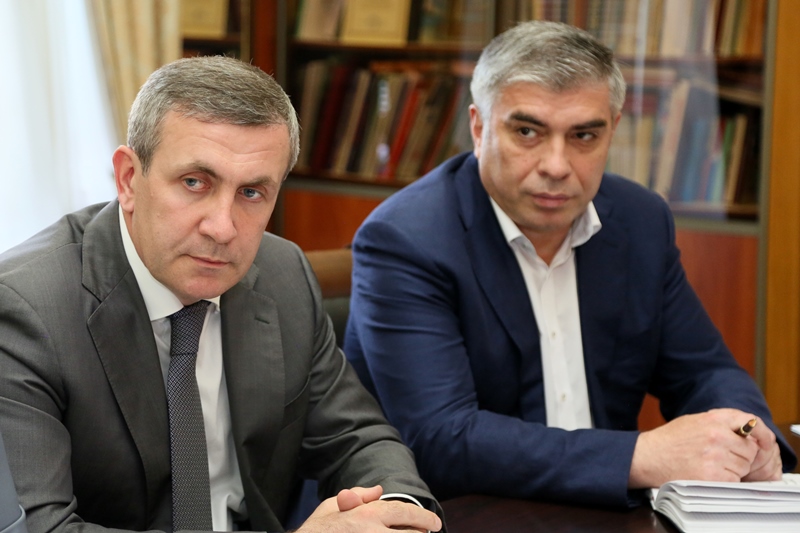 Анатолий Карибов провел совещание по вопросу подготовки к празднованию Дня защиты детей